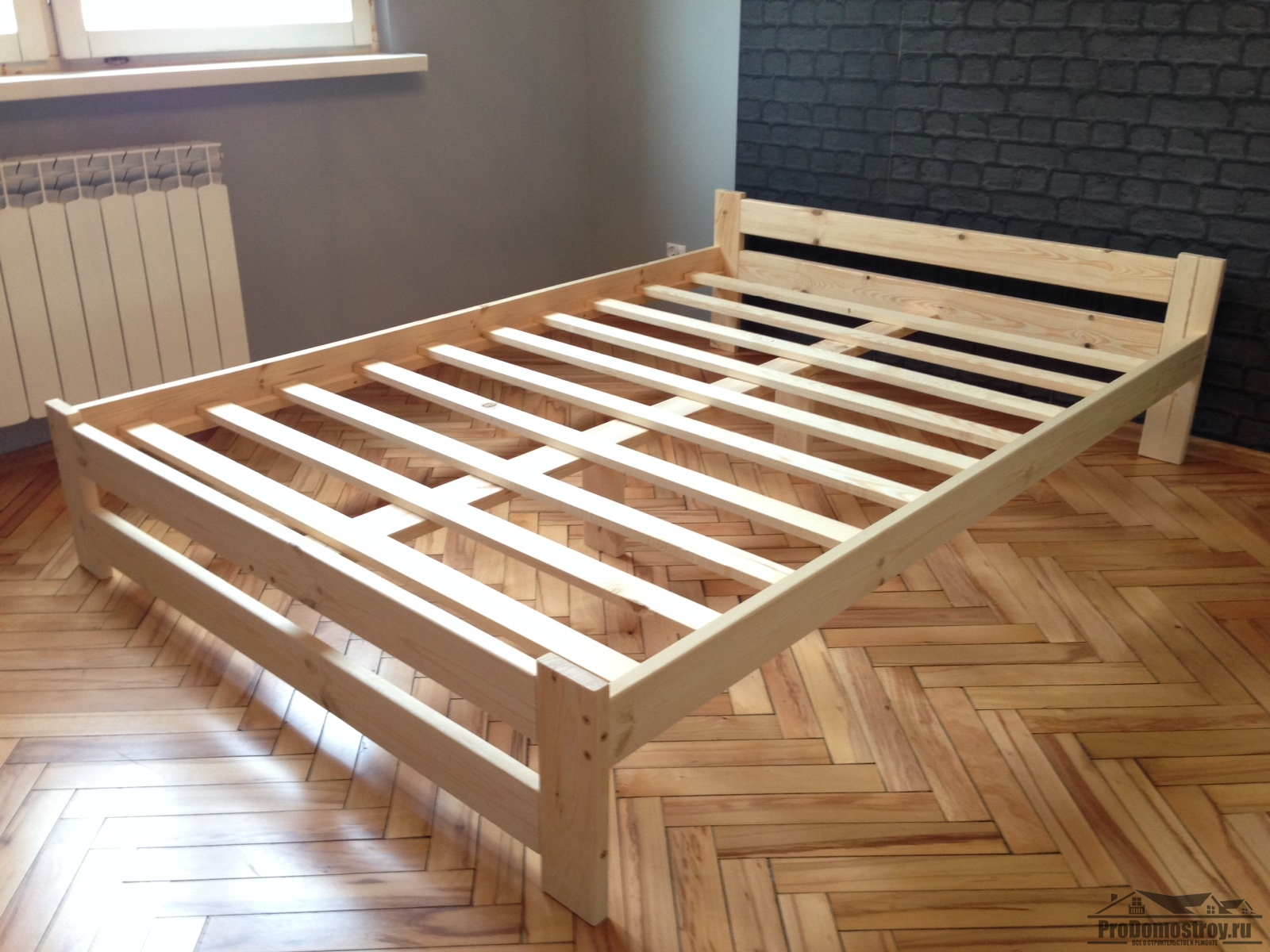 Двоспальне ліжко з дерев’яними ламелями